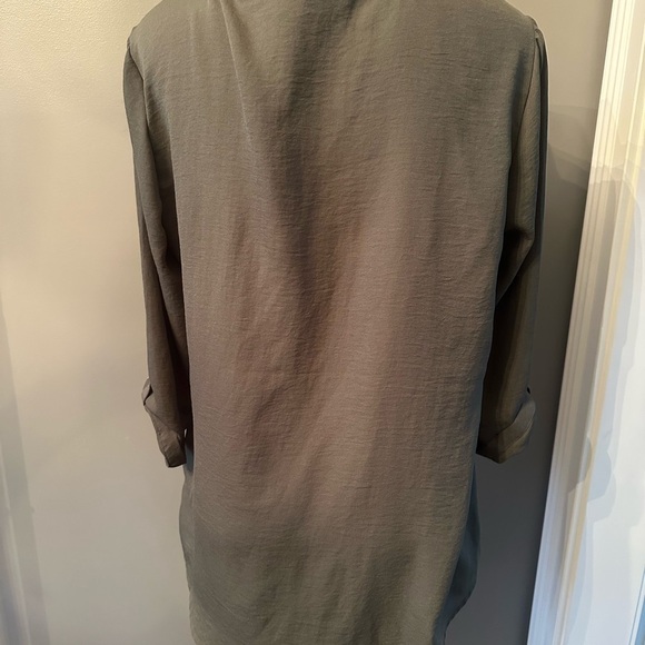 Elegant V-Neck Green Blouse - Picture 3 of 3